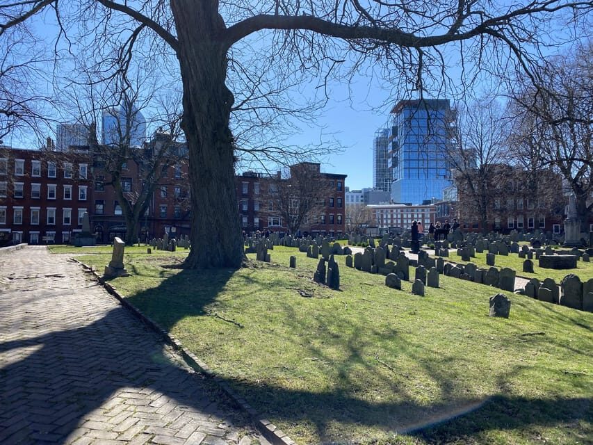 Boston: Freedom Trail Guided Walking Tour in French - Old South Meeting House, Old State House, and Faneuil Hall: where arguments turned into action