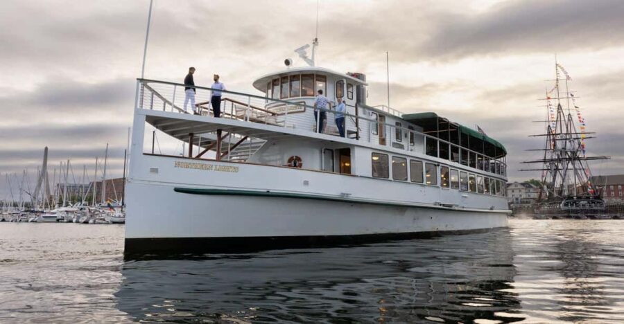 Boston Harbor: Winter Holiday Weekend Brunch Cruise - The bar and warm drinks: how to handle beverages