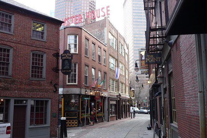 Boston Sightseeing Tour - a fully-narrated driving tour - Freedom Trail from the road: seeing the line, not just the stops