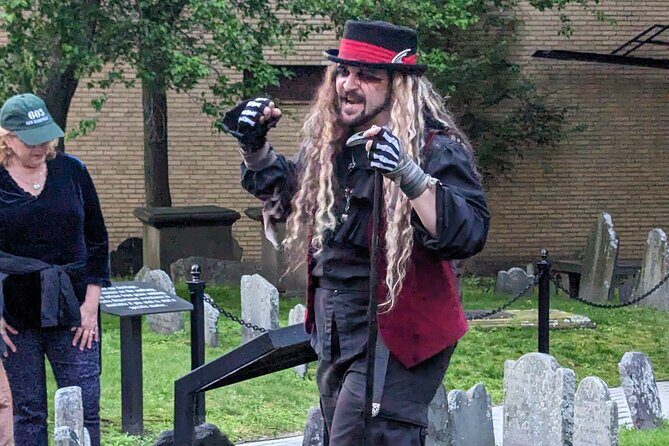 Ghosts and Gravestones Boston Nightwalk - A 90-minute Boston Nightwalk with theatrical narration